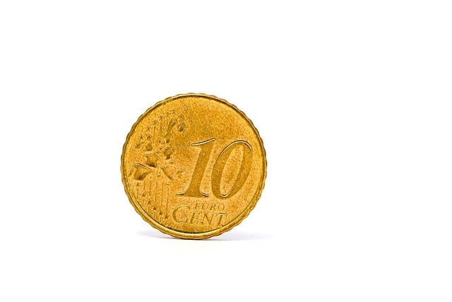 A golden coirn which reads "10 Euro Cent."